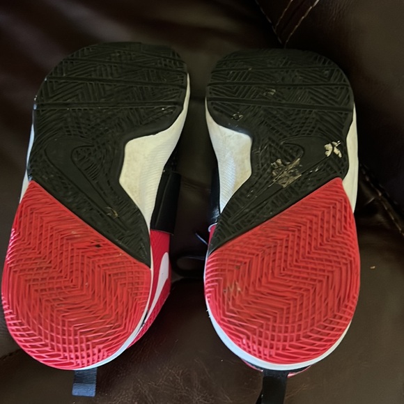 👟👟Nike size 5.5 boys red and black and white one doesn’t have straps - Picture 6 of 10